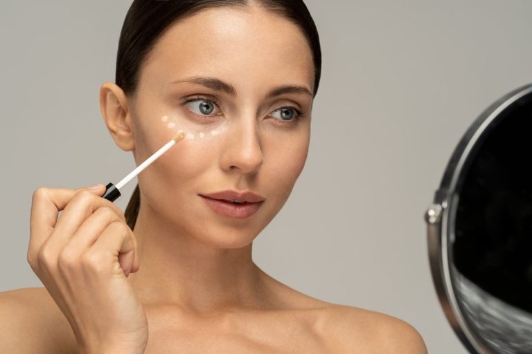 How To Cover A Purple Bruise on Face (With Or Without Makeup)
